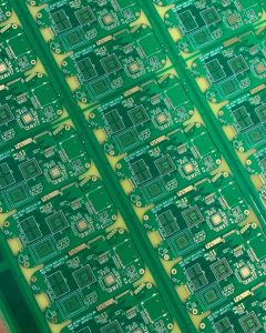 dat-mach-in-pcb-mot-nhieu-lop